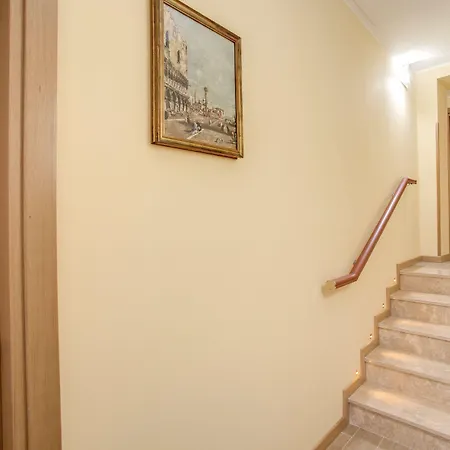 Floor Navona Πανσιόν 4*