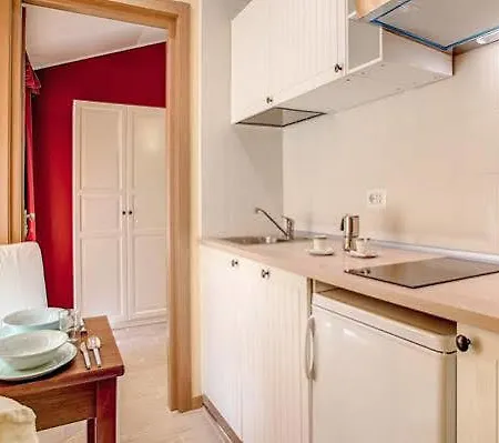 Πανσιόν Floor Navona 4*