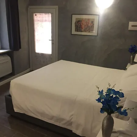 Floor Navona Affittacamere 2*